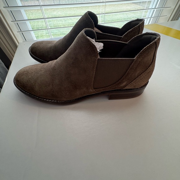 Clark’s Booties - Picture 2 of 4